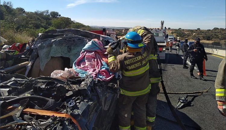 Choque contra tráiler deja tres personas sin vida y cuatro heridos en Jalisco