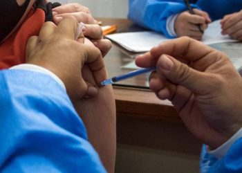 Acusan disparidad racial en vacunación