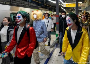 Hombre disfrazado de “Joker” apuñaló a 17 pasajeros en un tren de Tokio