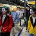 Hombre disfrazado de “Joker” apuñaló a 17 pasajeros en un tren de Tokio