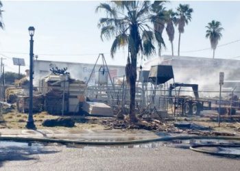 Voraz incendio consume una ferretería