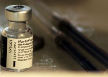 Comité de EU recomienda el uso de dosis de refuerzo de Pfizer y Moderna para adultos