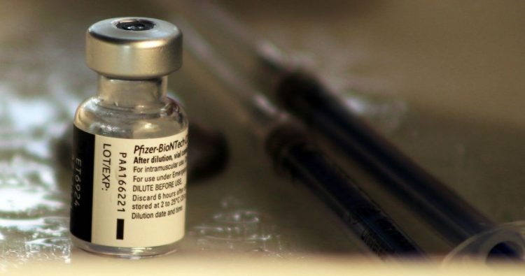 Comité de EU recomienda el uso de dosis de refuerzo de Pfizer y Moderna para adultos