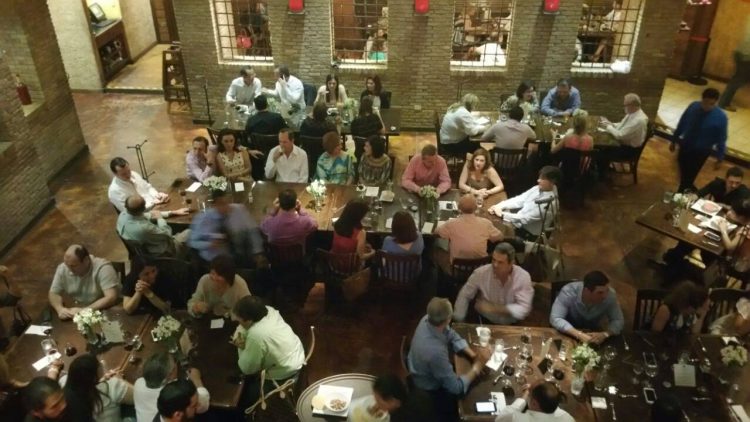 Les va bien en ‘puente’ a los restauranteros