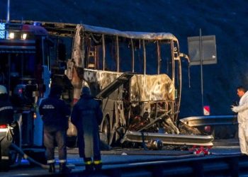 Mueren 12 niños tras volcarse e incendiarse autobús en Bulgaria