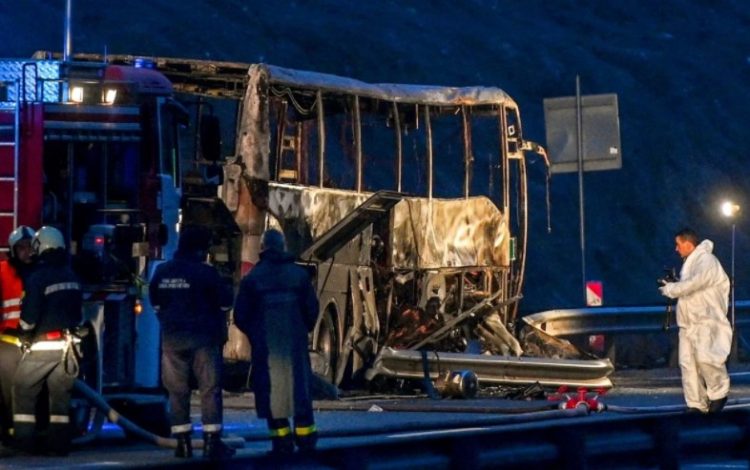 Mueren 12 niños tras volcarse e incendiarse autobús en Bulgaria