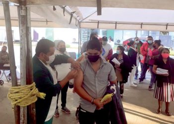 Acuden a vacunarse para obtener el certificado