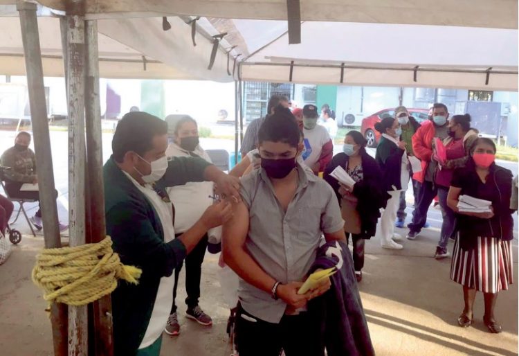 Acuden a vacunarse para obtener el certificado