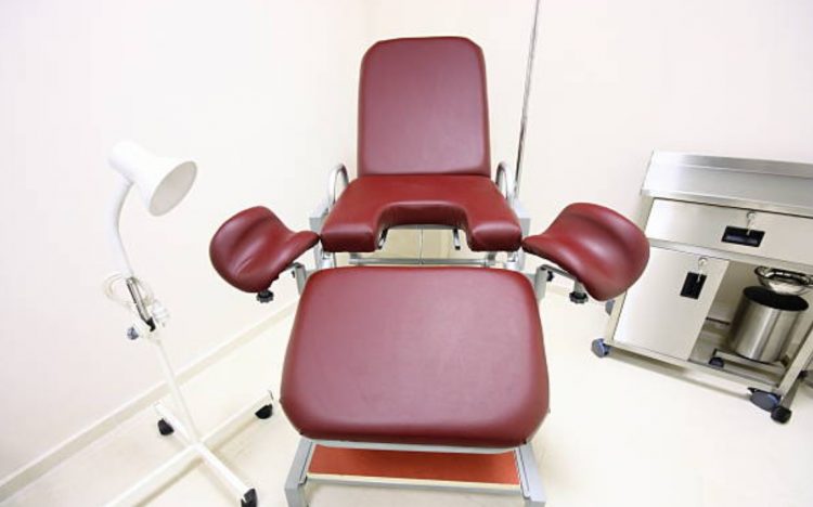 Detienen a ginecólogo que ofrecía sexo como terapia contra el papiloma