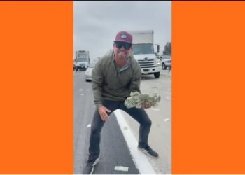 LLUVIA DE DÓLARES: CAMIÓN DEJA CAER VARIAS BOLSAS CON DINERO EN UNA AUTOPISTA DE CALIFORNIA | VIDEO