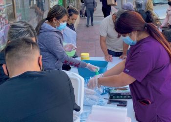 Puesto de vacunación en la calle da resultados en Laredo
