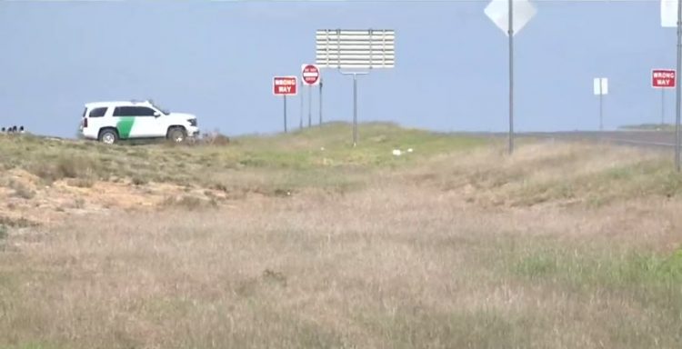 Matan a mujer inmigrante al cruzar la Carretera 83