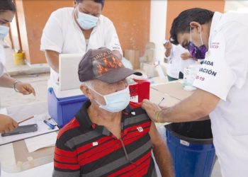 Desprecian neolaredenses el biológico AstraZeneca