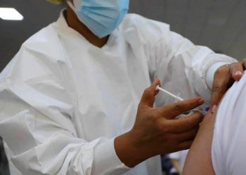 Pagarán multa mensual los mayores de 60 años que no se vacunen contra covid-19