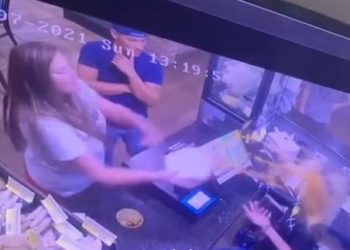 Una clienta se queja de que su sopa estaba demasiado caliente y se la arroja a la cara a una cajera | VIDEO