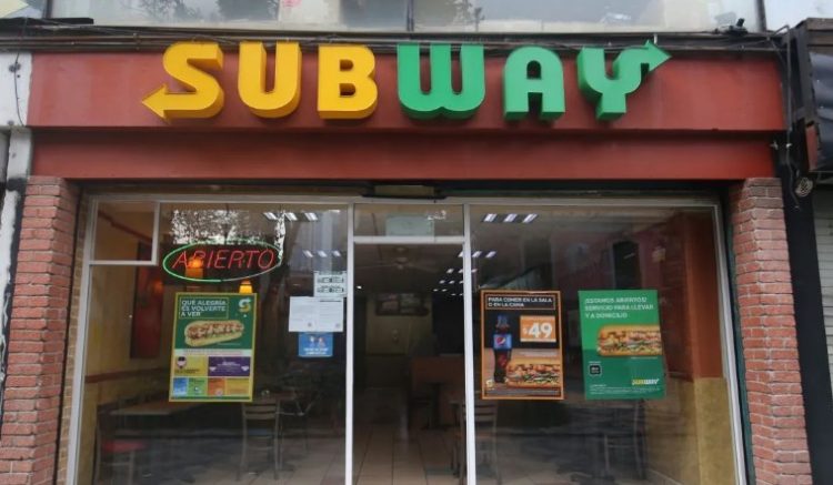 Demandan a Subway por engañar a clientes; detectan ADN de pollo, cerdo y vaca en su atún