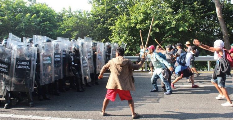 Enfrentamiento entre Guardia Nacional y migrantes de la caravana en Chiapas deja varios heridos