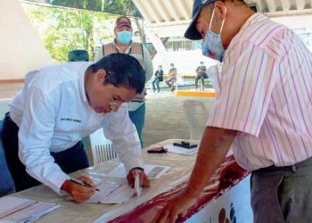 Entregan tarjetas de nuevas afiliaciones para adultos mayores