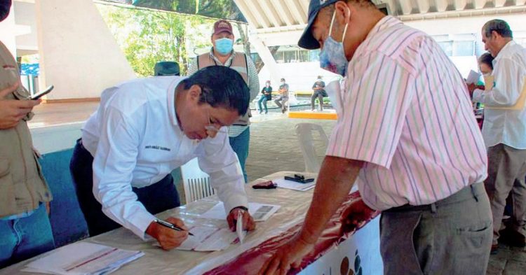 Entregan tarjetas de nuevas afiliaciones para adultos mayores