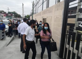 Largas filas por registro de menores para vacuna antiCovid en Nuevo Laredo