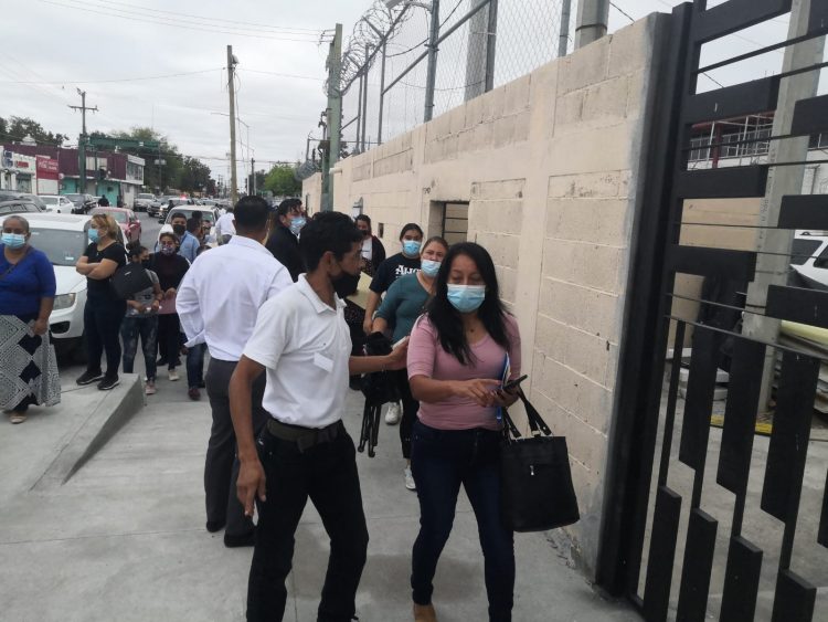 Largas filas por registro de menores para vacuna antiCovid en Nuevo Laredo