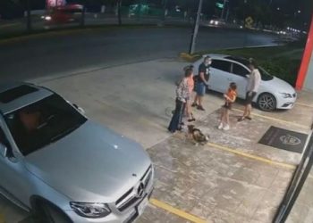 Captan asalto a mano armada en Cancún, ladrón apunta a padre de familia frente a sus hijos | VIDEO