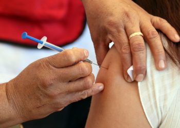 ¡Quiso pasarse de listo! Hombre usa brazo falso para no ser vacunado