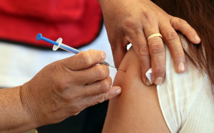 ¡Quiso pasarse de listo! Hombre usa brazo falso para no ser vacunado