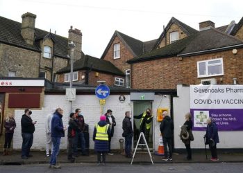 Reino Unido anuncia primera muerte por ómicron y refuerza medidas