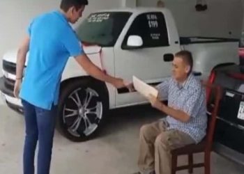 Rifó su auto para pagar tratamiento de cáncer, un amigo gana y se lo devuelve