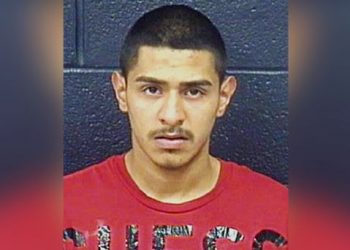 Amenazó con dos pistolas a su novia y luego escapó