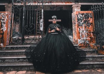 Con vestido negro y en casa “narcosatanica” esta quinceañera inmortalizo su día