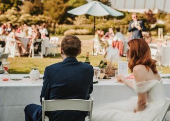 Novia planea sentar a invitados antivacunas en una mesa aparte en la fiesta de su boda
