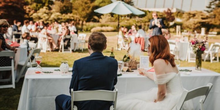 Novia planea sentar a invitados antivacunas en una mesa aparte en la fiesta de su boda