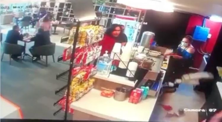 CACHAN A DIPUTADA EN PLENO DESPLANTE: AVENTANDO COSAS Y AGREDIENDO EN CAFETERÍA