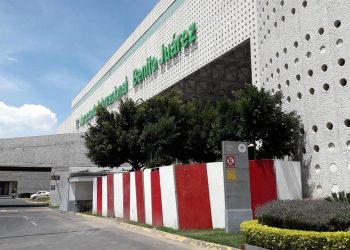 Acusan que mujer y su hijo llevan 10 días encerrados en AICM