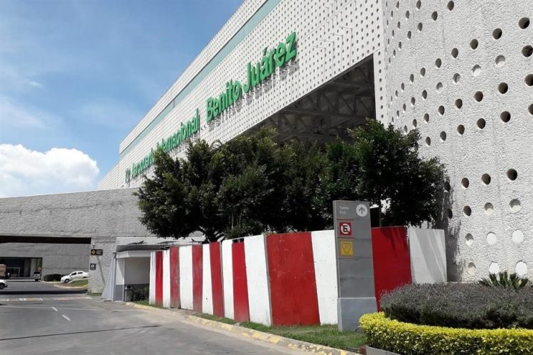 Acusan que mujer y su hijo llevan 10 días encerrados en AICM