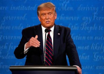 Trump dio positivo por covid-19 antes del debate de 2020 con Biden, informó The Guardian