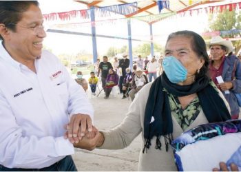 Entregan apoyos invernales a familias vulnerables