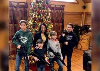 Congresista sube fotos de sus hijos portando armas
