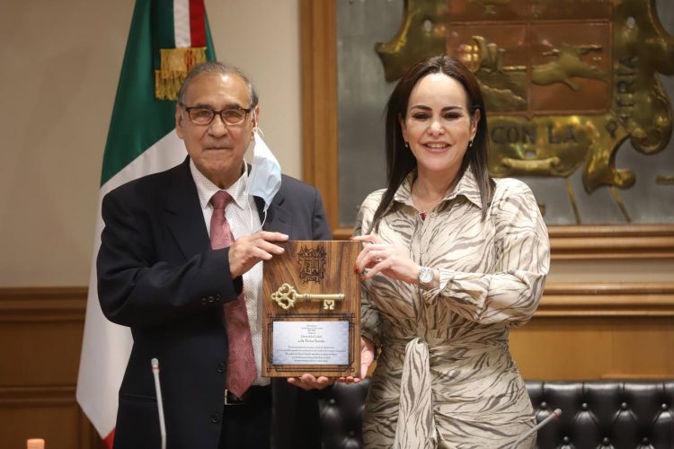 Entregan llaves de la ciudad al doctor Víctor Treviño