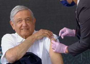 AMLO recibe vacuna de refuerzo contra COVID-19