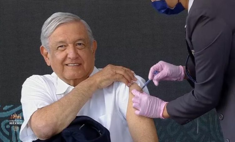 AMLO recibe vacuna de refuerzo contra COVID-19
