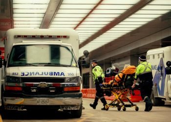 OMS halla más pruebas de que Ómicron causa síntomas más leves