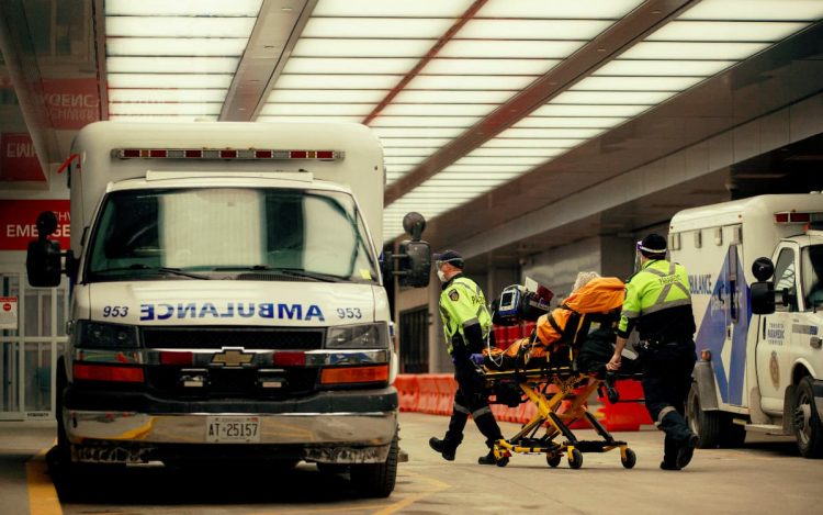 OMS halla más pruebas de que Ómicron causa síntomas más leves