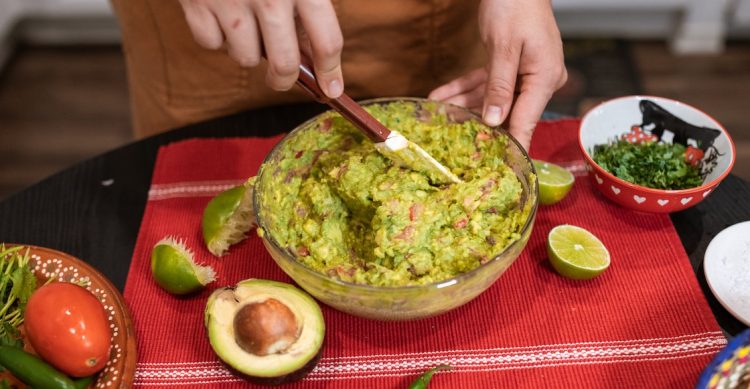 La crisis del guacamole: Se dispara precio del aguacate, limón, chile y hasta cebolla