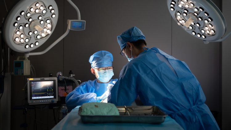 Donó un riñón a la madre de su novia y ella lo dejó para casarse con otro un mes después