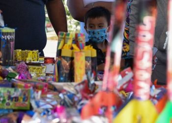 VIDEO | Niños jugaban con cohetes y causan explosión de puesto de pirotecnia en Tabasco