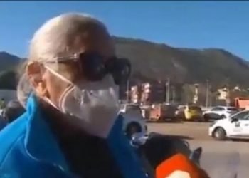 Mujer hace fila para partido de fútbol pensando que era para vacunarse