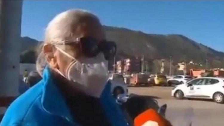 Mujer hace fila para partido de fútbol pensando que era para vacunarse